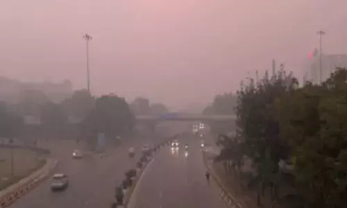 कोहरे ने विजिबिलिटी कम की, कई बड़ी ट्रेनें देरी से चलीं, तापमान में भी गिरावट कोहरे ने विजिबिलिटी कम की, कई बड़ी ट्रेनें देरी से चलीं, तापमान में भी गिरावट