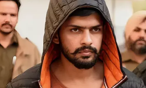 कनाडा में भारतीय मूल के कारोबारी के घर ताबड़तोड़ फायरिंग, लॉरेंस बिश्नोई गैंग पर शक गहराया कनाडा में भारतीय मूल के कारोबारी के घर ताबड़तोड़ फायरिंग, लॉरेंस बिश्नोई गैंग पर शक गहराया