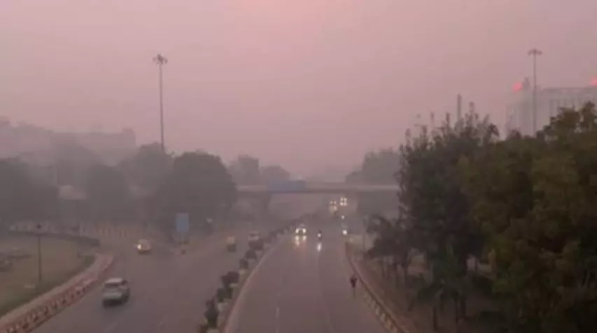 कोहरे ने विजिबिलिटी कम की, कई बड़ी ट्रेनें देरी से चलीं, तापमान में भी गिरावट कोहरे ने विजिबिलिटी कम की, कई बड़ी ट्रेनें देरी से चलीं, तापमान में भी गिरावट