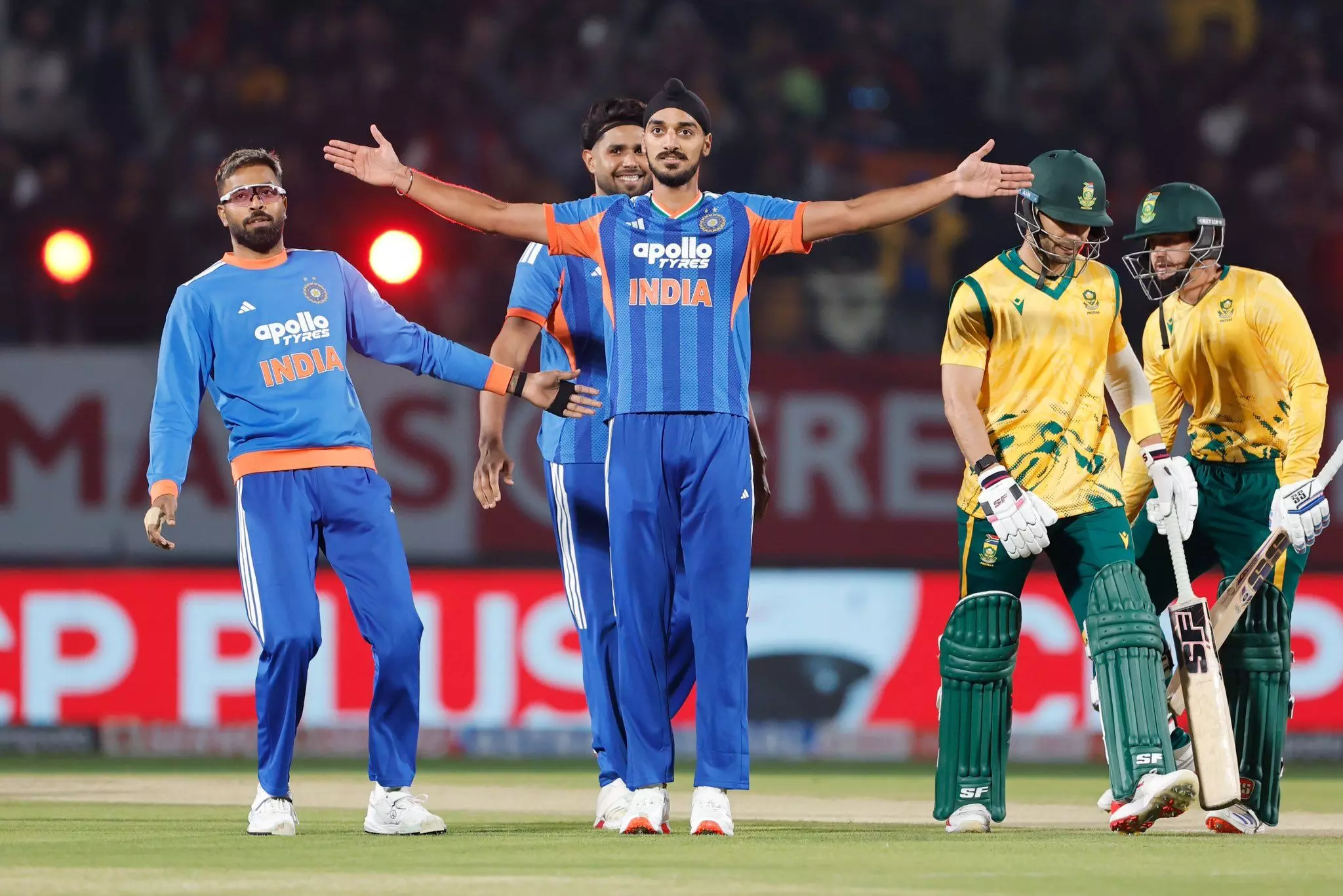 IND vs SA: टीम इंडिया ने साउथ अफ्रीका को 7 विकेट से दिया मात! 2-1 से बनाई बढ़त IND vs SA: टीम इंडिया ने साउथ अफ्रीका को 7 विकेट से दिया मात! 2-1 से बनाई बढ़त