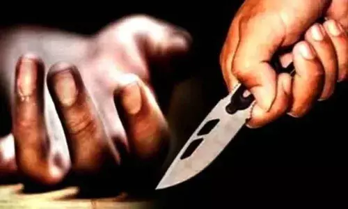 Pune Crime: कक्षा के बीच बच्चे का काटा गला! आरोपी फरार, बच्चों की गैंगवॉर से जुड़े मामले की संभावना Pune Crime: कक्षा के बीच बच्चे का काटा गला! आरोपी फरार, बच्चों की गैंगवॉर से जुड़े मामले की संभावना