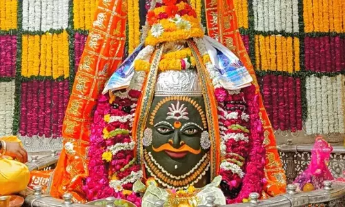 UJJAIN:  महाकाल बाबा को सजाया गया वैष्णव रूप में, भस्म आरती में श्रद्धालुओं ने की जय श्री महाकाल की उद्घोषणा...