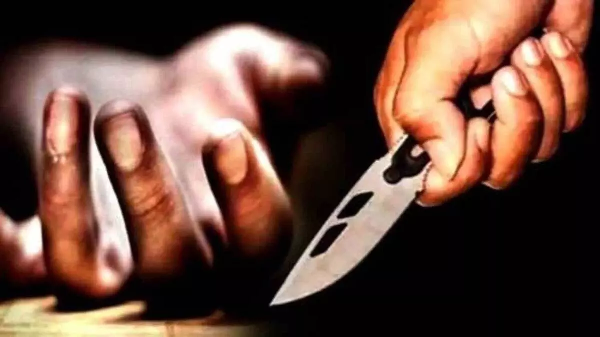 Pune Crime: कक्षा के बीच बच्चे का काटा गला! आरोपी फरार, बच्चों की गैंगवॉर से जुड़े मामले की संभावना Pune Crime: कक्षा के बीच बच्चे का काटा गला! आरोपी फरार, बच्चों की गैंगवॉर से जुड़े मामले की संभावना