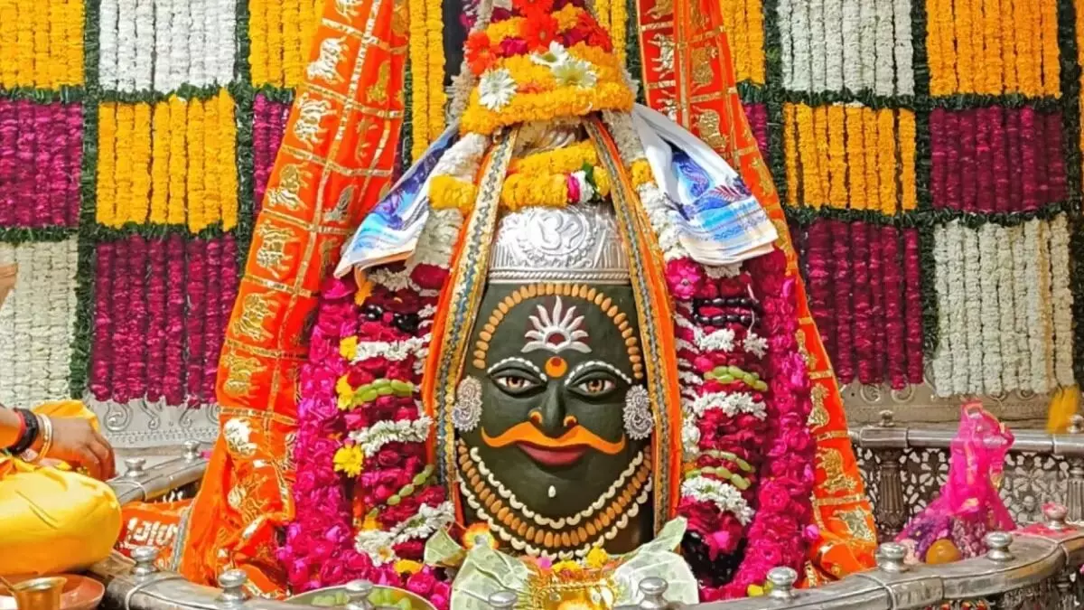 UJJAIN: महाकाल बाबा को सजाया गया वैष्णव रूप में, भस्म आरती में श्रद्धालुओं ने की जय श्री महाकाल की उद्घोषणा... UJJAIN: महाकाल बाबा को सजाया गया वैष्णव रूप में, भस्म आरती में श्रद्धालुओं ने की जय श्री महाकाल की उद्घोषणा...