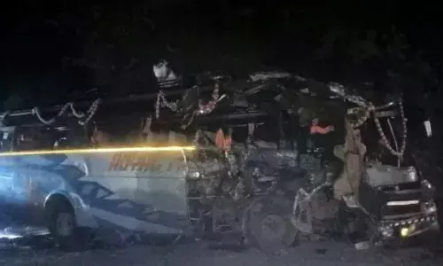 UP : बस्ती में ट्रक और बस की भयंकर टक्कर, चार लोगों की मौत, 15 लोग गंभीर रूप से घायल UP : बस्ती में ट्रक और बस की भयंकर टक्कर, चार लोगों की मौत, 15 लोग गंभीर रूप से घायल