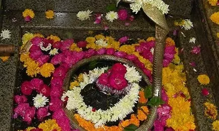 एक ऐसा ज्योतिर्लिंग जहां रात में भोलेनाथ और माता पार्वती चौसर खेलकर करते हैं विश्राम, जानें क्या है शयन कक्ष की परंपरा