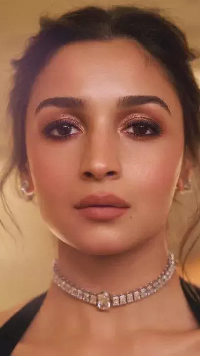 आलिया भट्ट ने अपने ग्लैमरस LOOK से ढाया कहर, फैंस ने दिया जबरदस्त रिएक्शन, डायमंड नेकलेस ने खिंचा सबका ध्यान