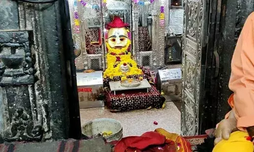भारत का एक ऐसा मंदिर जहां मदिरा से भरा पात्र भगवान की प्रतिमा के मुख से लगाते ही खाली हो जाता है...