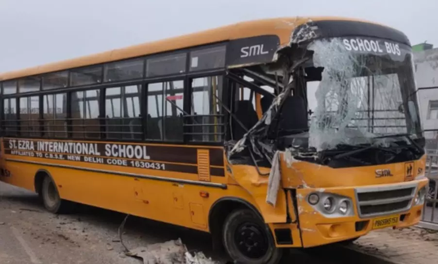 Accident: धुंध के कारण दो स्कूल बसें आपस में टकराईं, ड्राइवर समेत कई बच्चे घायल Accident: धुंध के कारण दो स्कूल बसें आपस में टकराईं, ड्राइवर समेत कई बच्चे घायल