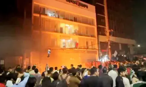 Bangladesh: ढाका में शेख हसीना के विरोधी हादी की मौत के बाद भारी हिंसा, आगजनी