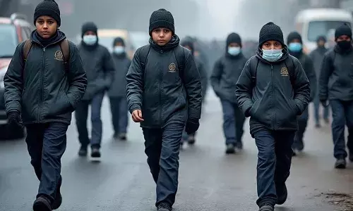 ठंड और प्रदूषण का डबल अटैक: दिल्ली के स्कूलों में एयर प्यूरीफायर, पटना में बदली टाइमिंग, यूपी में छुट्टियां