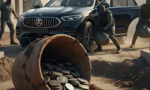 खुदाई में निकला चांदी के सिक्कों का घड़ा, एसटीएफ बनकर आए कार सवार ‘खजाना’ ले उड़े