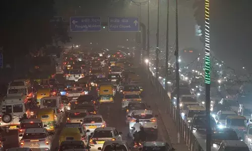 दिल्ली में सीजन की पहली शीतलहर, घने कोहरे से जनजीवन प्रभावित; 130 से अधिक उड़ानें रद्द