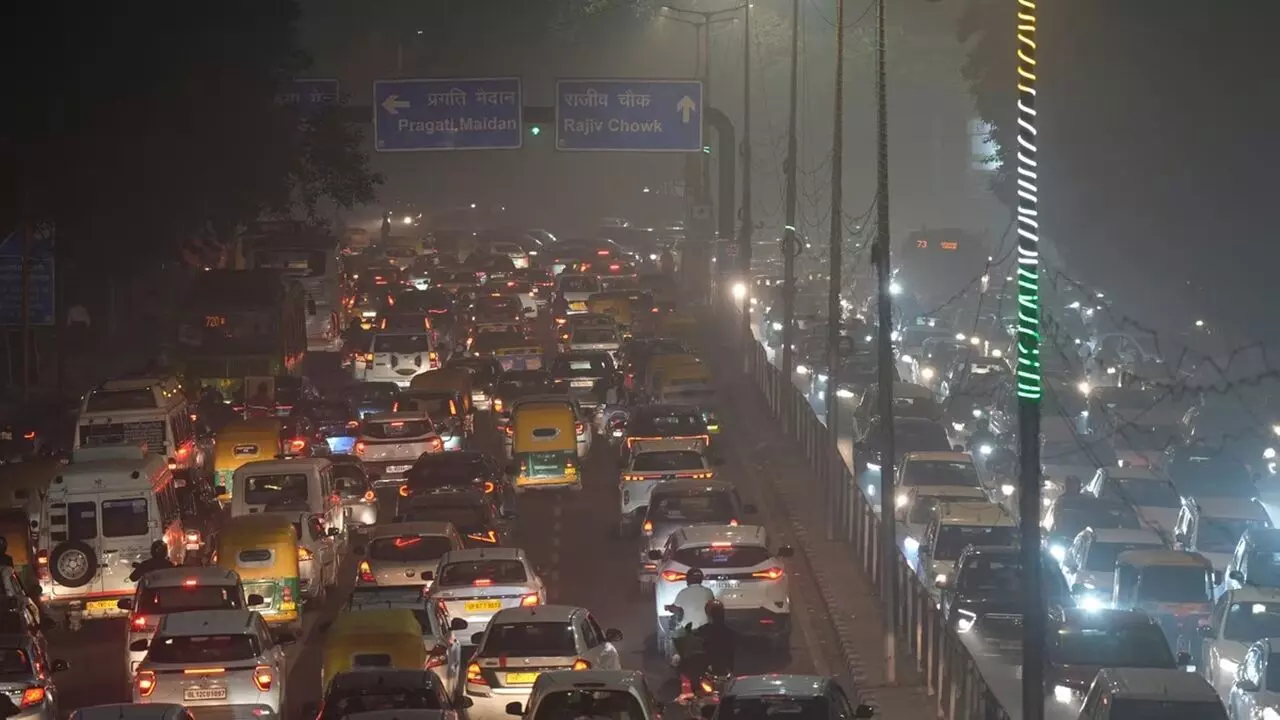 दिल्ली में सीजन की पहली शीतलहर, घने कोहरे से जनजीवन प्रभावित; 130 से अधिक उड़ानें रद्द दिल्ली में सीजन की पहली शीतलहर, घने कोहरे से जनजीवन प्रभावित; 130 से अधिक उड़ानें रद्द