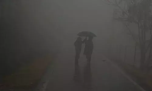 देशभर में सर्दी का सितम: कश्मीर में बर्फबारी-बारिश, उत्तर भारत में घना कोहरा, उड़ानें और जनजीवन प्रभावित