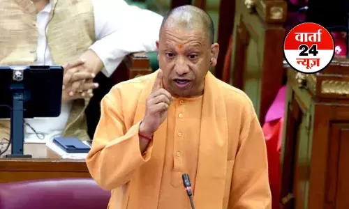 सीएम योगी ने कहा देश में दो नमूने हैं, एक लखनऊ में और एक दिल्ली में...सपा ने कहा नाम बताइए...हंगामें के वॉकआउट