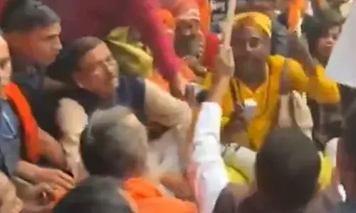 बांग्लादेश में हिंदू की हत्या पर बंगाल में उबाल, कोलकाता में बांग्लादेशी उप उच्चायोग के सामने जोरदार प्रदर्शन