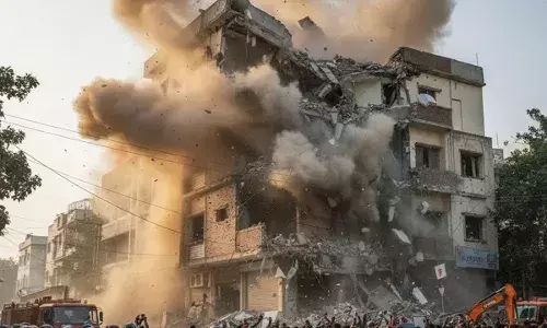 यूपी में किन्नर के तीन मंजिला मकान को विस्फोट से उड़ाया, मलबे में दबकर तीन घायल