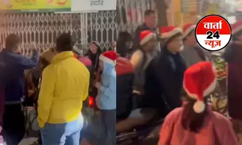 DELHI: सांता क्लॉज वाली लाल टोपी लगाकर घूमतीं महिलाओं का मार्केट में विरोध, धर्म परिवर्तन का आरोप, आप ने उठाया मुद्दा