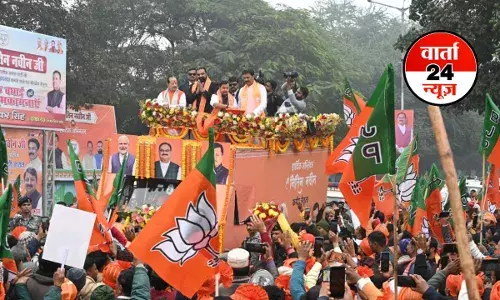 रथ पर सवार नितिन और पीछे हाथी घोड़ा पर भाजपाई, ऊपर से फूलों की वर्षा... जी हां यह सीन है पटना में बीजेपी अध्यक्ष के चल रहे रोड शो का