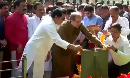 मुंबई के शिवाजी पार्क में पहुंचे उद्धव-राज ठाकरे! बालासाहेब ठाकरे को दी श्रद्धांजलि, थोड़ी देर में गठबंधन का एलान