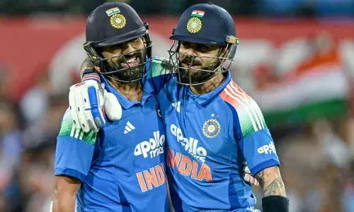 ROKO का तूफान! 15 साल बाद विजय हजारे ट्रॉफी में कोहली ने ठोक डालें 131 रन, हिटमैन ने भी जमाया शतक ROKO का तूफान! 15 साल बाद विजय हजारे ट्रॉफी में कोहली ने ठोक डालें 131 रन, हिटमैन ने भी जमाया शतक