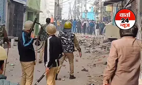 जयपुर में सड़क किनारे पत्थर हटाने पर सांप्रदायिक तनाव पैदा हुआ, पुलिस पर पत्थरबाजी की