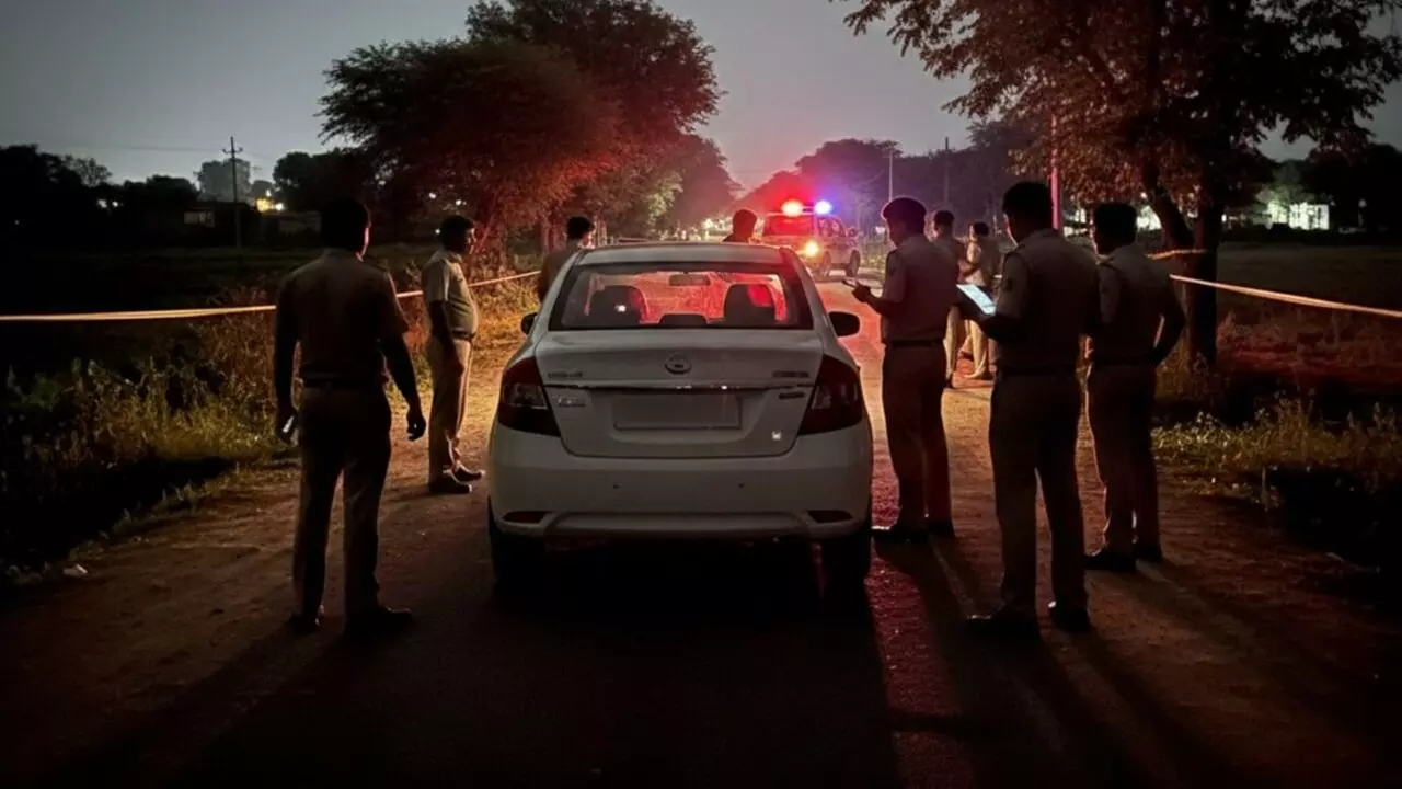 यूट्यूबर शरद यादव की कार पर ताबड़तोड़ फायरिंग, काले शीशे बने सुरक्षा कवच; तीन युवक हिरासत में यूट्यूबर शरद यादव की कार पर ताबड़तोड़ फायरिंग, काले शीशे बने सुरक्षा कवच; तीन युवक हिरासत में