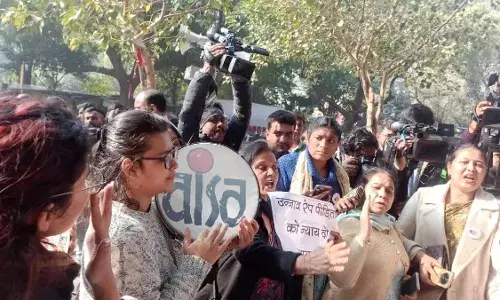 Unnao Rape Case: कुलदीप सेंगर की जमानत के विरोध में जंतर-मंतर पर प्रदर्शन, पीड़िता और दोषी के समर्थकों बीच तीखी बहस...