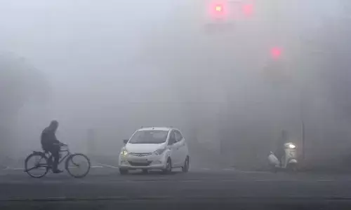 उत्तर भारत में ठंड का कहर... पूरे NCR में जबरदस्त कोहरा, ट्रेनें लेट, AQI भी 400 के पार