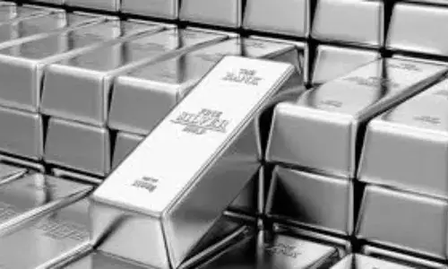 चांदी में भारी गिरावट! 21,000 रुपए हुई सस्ती, ये हैं तीन बड़े कारण