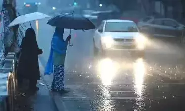 नए साल पर मुंबई में हुई झमाझम बारिश, दिल्ली में भी कड़ाके की ठंड, बादल बरसने के आसार...