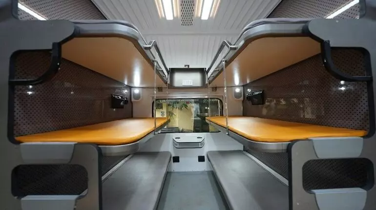 देश की पहली वंदे भारत स्लीपर को PM मोदी जल्द ही दिखाएंगे हरी झंडी, मिलेंगी ये सुविधाएं देश की पहली वंदे भारत स्लीपर को PM मोदी जल्द ही दिखाएंगे हरी झंडी, मिलेंगी ये सुविधाएं