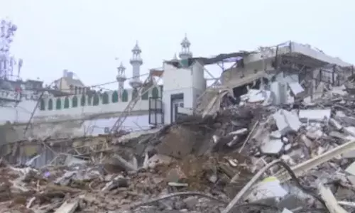 DELHI: मस्जिद के पास अतिक्रमण पर एमसीडी का चला बुलडोजर! विरोध में पुलिस पर पथराव