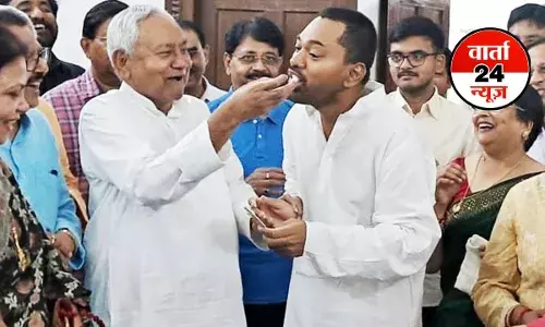 NEPOTISAM: नीतीश कुमार के पुत्र निशांत बाबू को सिंहासन दिखा रहे हैं पार्टी के लोग, जानें पटना में लगे इन पोस्टरों के मायने