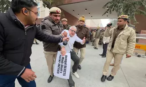 गृह मंत्रालय के सामने TMC सांसदों का प्रदर्शन! पुलिस ने हिरासत में लिया