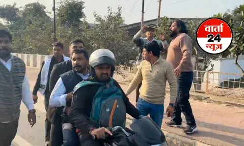 मेरठ में सांसद चंद्रशेखर आजाद से पुलिस के साथ हुई धक्का-मुक्की! पीड़ित परिवार से जा रहे थे मिलने, जानें पूरा मामला, देखें वीडियो मेरठ में सांसद चंद्रशेखर आजाद से पुलिस के साथ हुई धक्का-मुक्की! पीड़ित परिवार से जा रहे थे मिलने, जानें पूरा मामला, देखें वीडियो