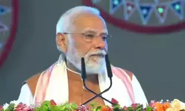 पोंगल उत्सव पर केंद्रीय मंत्री एल मुरुगन के घर पहुंचे पीएम मोदी, खिलाया गौ को चारा..
