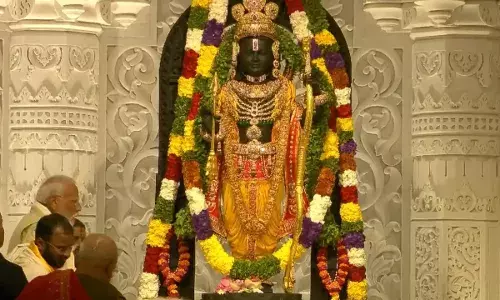 Ayodhya: मकर संक्रांति के मौके पर रामलला को भेंट की गई पतंग, राम नगरी में श्रद्धालुओं ने किया विशेष पूजन-अर्चन