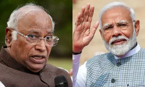 बनारस में चल रहे बुलडोजर पर खरगे ने तीखी प्रतिक्रिया व्यक्त की, कहा-अपनी नेम-प्लेट चिपकाना चाहते हैं मोदी