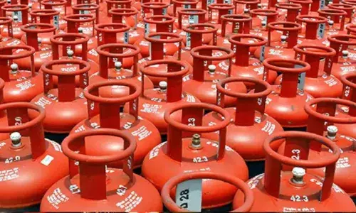 DELHI: होली और दिवाली पर मिलेगा फ्री गैस सिलेंडर, दिल्ली सरकार का बड़ा फैसला, खाते में ट्रांसफर होगा रकम