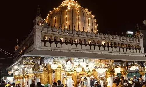 गंगा-जमुनी तहजीब का अनूठा उदाहरण है हजरत निजामुद्दीन दरगाह! बसंत पंचमी के दिन हिन्दू-मुस्लिम मिलकर मनाते हैं जश्न...