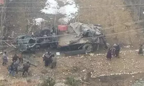 जम्मू-कश्मीर के डोडा में भीषण हादसा! सेना का बुलेटप्रुफ वाहन खाई में गिरा, दस जवानों की मौत, 7 घायल