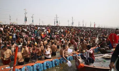 आज वसंत पंचमी पर त्रिवेणी पर उमड़ी श्रद्धालुओं की भारी भीड़, एक करोड़ लोगों ने लगाई डुबकी आज वसंत पंचमी पर त्रिवेणी पर उमड़ी श्रद्धालुओं की भारी भीड़, एक करोड़ लोगों ने लगाई डुबकी