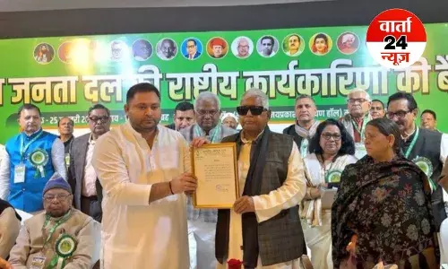 तेजस्वी यादव बने आरजेडी के नए BOSS! लालू  परिवार के संग ये भी रहे मौजूद...