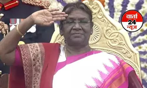 Republic Day: राष्ट्रपति द्रौपदी मुर्मू ने किया ध्वजारोहण,  पीएम मोदी ने किया स्वागत, 21 तोपों की सलामी