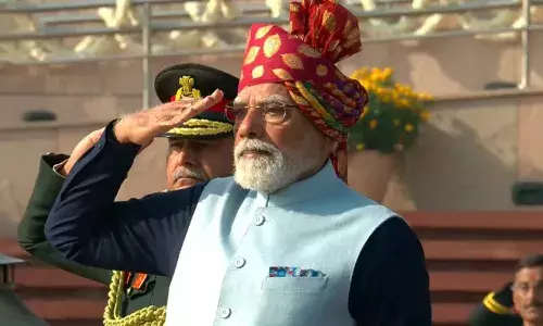 पीएम मोदी ने 77वें गणतंत्र दिवस पर पहनी मरून रंग की पगड़ी! 11 वर्षों में पीएम ने पहने ये साफे... जानें क्या है साफे का महत्व पीएम मोदी ने 77वें गणतंत्र दिवस पर पहनी मरून रंग की पगड़ी! 11 वर्षों में पीएम ने पहने ये साफे... जानें क्या है साफे का महत्व