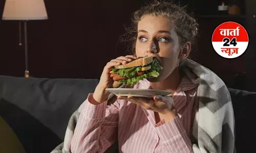 अगर आपको रात 12 बजे लगती है भूख, तो आप इन हल्का और स्वस्थ विकल्पों को चुन सकते हैं, इन चीजों को खाने से बचें