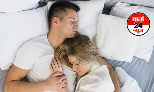 पत्नी को गले लगकर सोने से ब्लड प्रेशर पर नियंत्रण से लेकर तनाव में आती है कमी, जानें ये अद्भुत फायदे