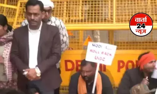 दिल्ली की सड़कों पर UGC हेडक्वार्टर के बाहर प्रोटेस्ट शुरू! सरकार जारी करेगी स्पष्टीकरण